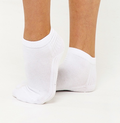 Белые спортивные носки для гимнастки