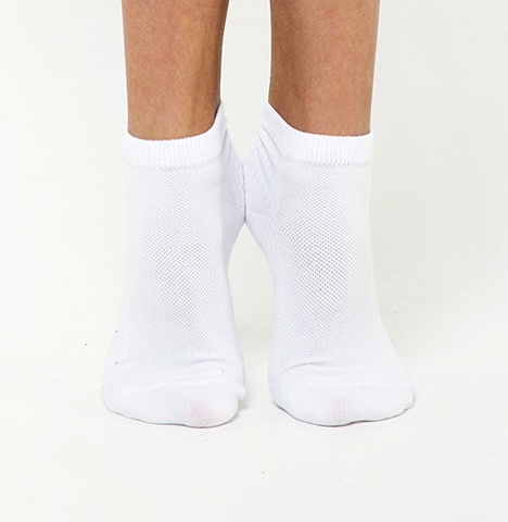 Белые спортивные носки для гимнастки